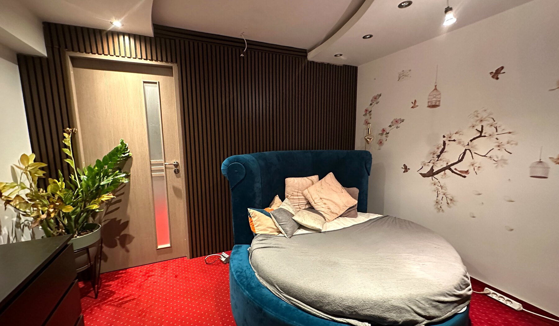 Camera Safir, cu pat rotund și decor cu flori de cireș