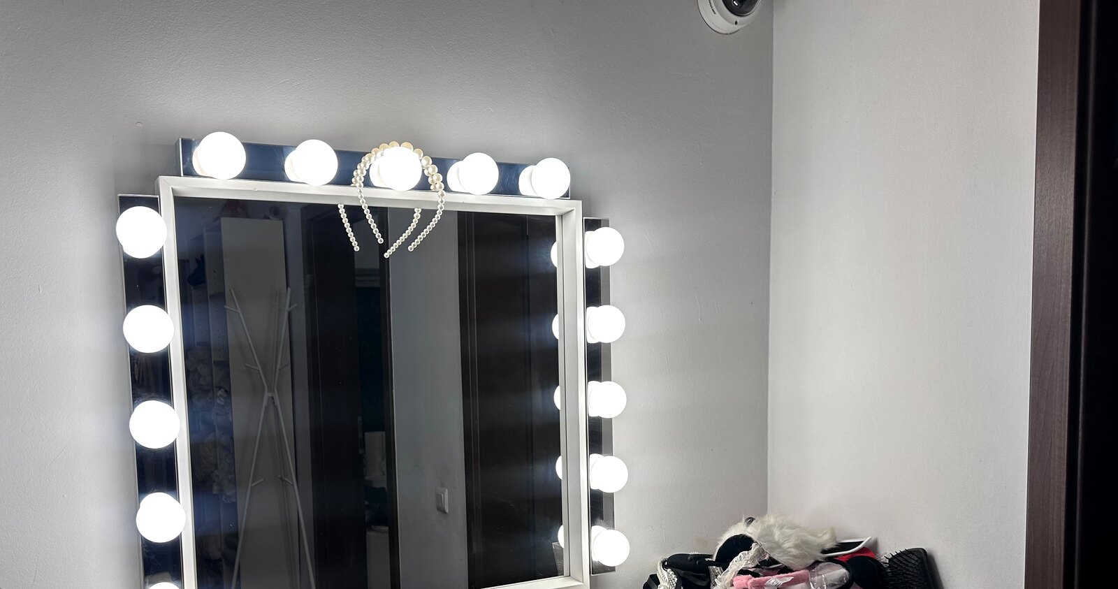 Zona de make-up, cu oglindă Hollywood iluminată
